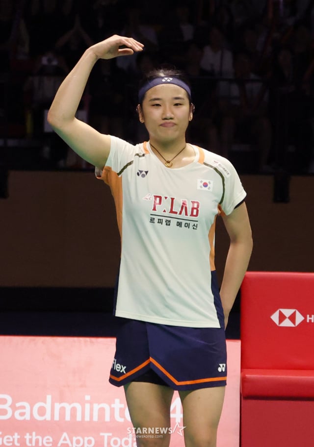 「2025水原ビクターコリアオープンバドミントン選手権大会(スーパー500)」でアン·セヨンがファンに挨拶している。 /写真=キム·ジンギョン待機者