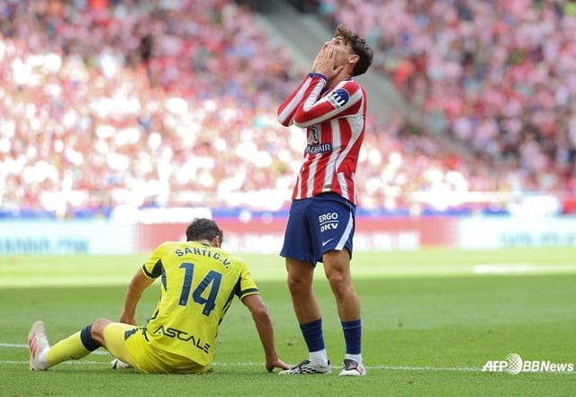 Mendoza (on the right) looks disappointed during the 2026-2027 La Liga second-round match held at the Riyadh Air Metropolitano Stadium in Madrid, Spain, on the 24th at 0:00 (Korean time). /AFPBBNews=NEWS1