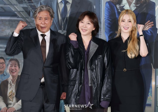 Actors Choi Min-sik, director Kim Do-young, and Han So-hee pose at a press conference for the film "The Intern" (directed by Kim Do-young) held at Seoul CGV Yongsan i-Park Mall on the afternoon of the 24th. The film "The Intern," which depicts office life beginning when Ki-ho (Choi Min-sik), a silver intern with 37 years of experience, joins the company of Seon-woo (Han So-hee), who has rapidly emerged as a dark horse in the fashion industry just three years after its launch, will be released on September 16. /2026.08.24 /Photo=Lee Dong-hoon photoguy@