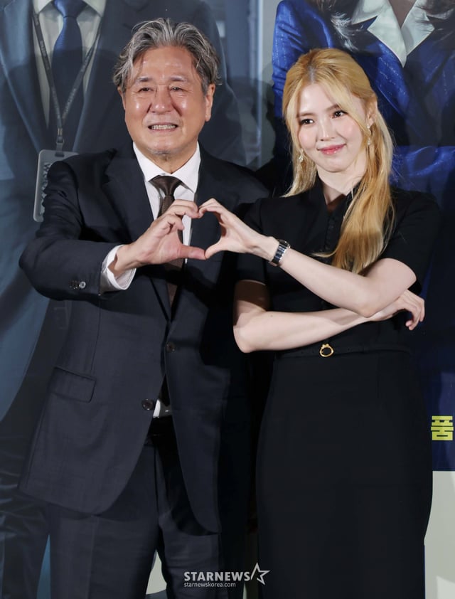 Actors Choi Min-sik and Han So-hee pose at a press conference for the film "The Intern" (directed by Kim Do-young) held at Seoul CGV Yongsan i-Park Mall on the afternoon of the 24th. The film "The Intern," which depicts office life beginning when Ki-ho (Choi Min-sik), a silver intern with 37 years of experience, joins the company of Seon-woo (Han So-hee), who has rapidly emerged as a dark horse in the fashion industry just three years after its launch, will be released on September 16. /2026.08.24 /Photo=Lee Dong-hoon photoguy@