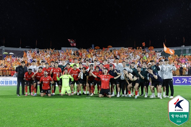 江陵ハイワンアリーナでファンと記念ショットを撮った江原FC選手団。 /写真=韓国プロサッカー連盟提供