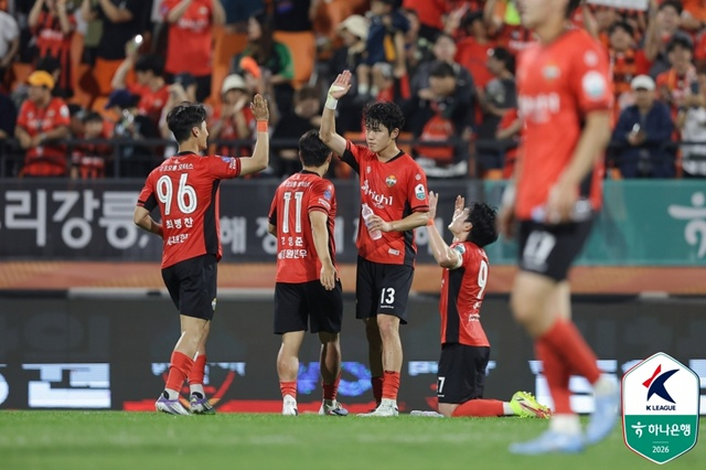 江原FC選手団。 /写真=韓国プロサッカー連盟提供