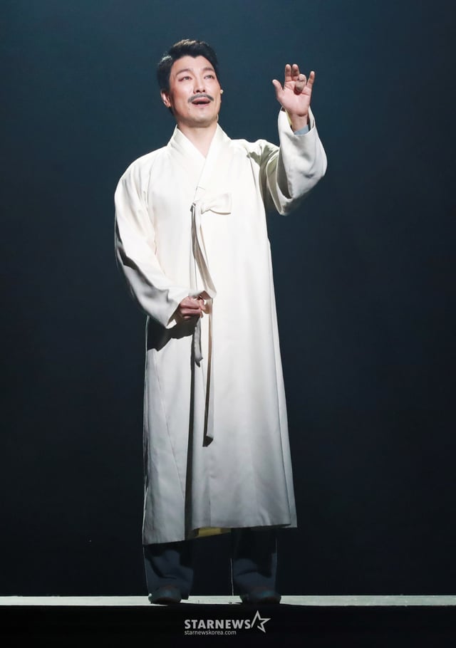 El actor Yang Jun-mo actúa con gran intensidad en una rueda de prensa del 15 aniversario de la obra musical 'Héroes', celebrada el día 4 por la tarde en el Gran Teatro del Centro Cultural Sejong de Seúl. /2024.06.04 /Foto=Lee Dong-hoon