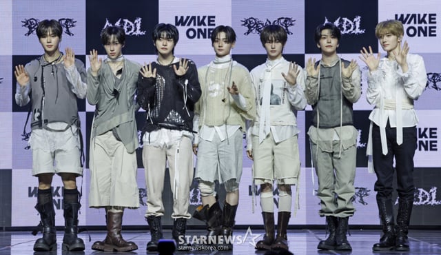 [Seúl=NEWSIS] Kim Hye-jin = El grupo ALPHA DRIVE ONE (de izquierda a derecha: Jun-seo, Arno, Rio, Sang-won, An-shin, Shin-long, Sang-hyun) posa durante el showcase conmemorativo del lanzamiento de su segundo miniálbum 'UNBREAKABLE : BEAST' (Unbreakable: Boy BEAST), celebrado la tarde del día 24 en Blue Square, distrito de Yongsan, Seúl. 2026.08.24. jini@newsis.com /foto=Kim Hye-jin