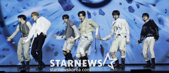 [Seúl=NEWSIS] Kim Hye-jin = El grupo ALPHA DRIVE ONE presenta una actuación durante el showcase conmemorativo del lanzamiento de su segundo miniálbum 'UNBREAKABLE : BEAST' (Unbreakable: Boy BEAST), celebrado la tarde del día 24 en Blue Square, distrito de Yongsan, Seúl. 2026.08.24. jini@newsis.com /Foto=Kim Hye-jin