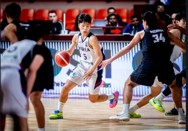 試合に集中するユン·ジフン(中央)。 /写真=FIBA