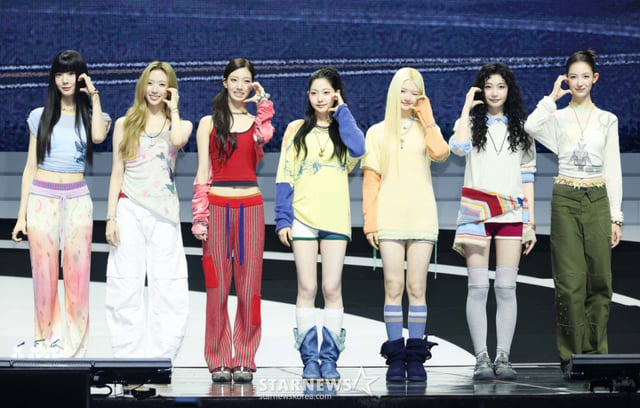 하이브 새 걸그룹 튜이드(TUIDE)가 24일 오후 서울 광진구 예스24라이브홀에서 진행된 미니 1집 ‘TUNE & PLAY’(튠 앤드 플레이) 발매기념 쇼케이스에서 포즈를 취하고 있다.   이번 데뷔 앨범에는 타이틀곡 ‘SUN KISS’를 비롯해 ‘ABD’, ‘Echo’, ‘Flip-Flop Girl’, ‘GRLS’ 등 총 5곡이 수록됐다. /2026.08.24 /사진=이동훈 photoguy@