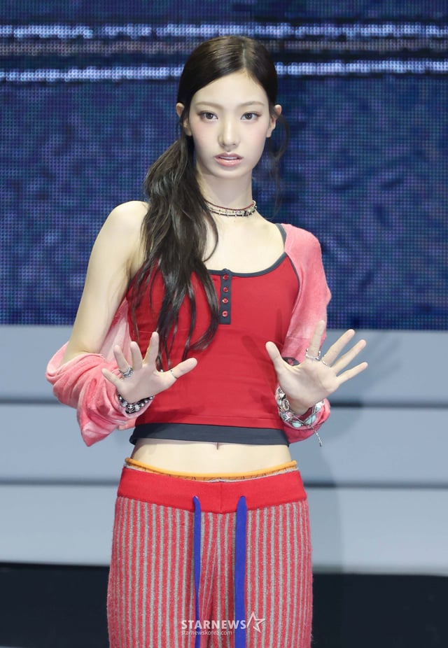하이브 새 걸그룹 튜이드(TUIDE) 서연이 24일 오후 서울 광진구 예스24라이브홀에서 진행된 미니 1집 ‘TUNE & PLAY’(튠 앤드 플레이) 발매기념 쇼케이스에서 포즈를 취하고 있다. 이번 데뷔 앨범에는 타이틀곡 ‘SUN KISS’를 비롯해 ‘ABD’, ‘Echo’, ‘Flip-Flop Girl’, ‘GRLS’ 등 총 5곡이 수록됐다. /2026.08.24 /사진=이동훈 photoguy@