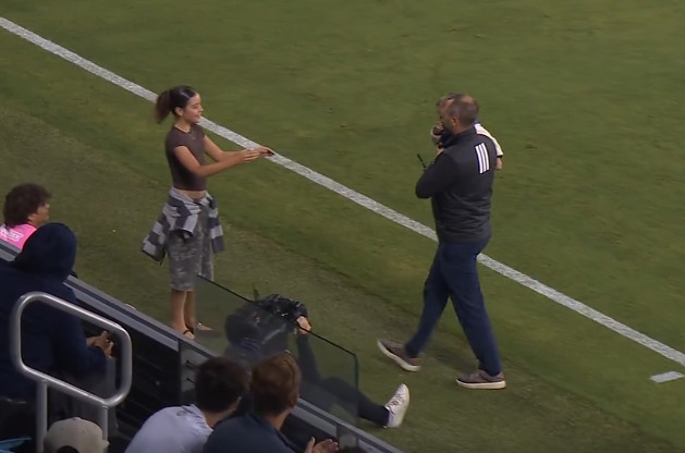 Tờ báo Anh 'The Sun' ngày 24 (giờ Hàn Quốc) đưa tin rằng trong trận đấu giữa Minnesota United và San Jose Earthquakes, một em bé đã chạy vào sân cỏ trong thời gian bù giờ, khiến trận đấu bị dừng lại. /Ảnh=Ảnh chụp từ màn hình phát sóng Apple TV