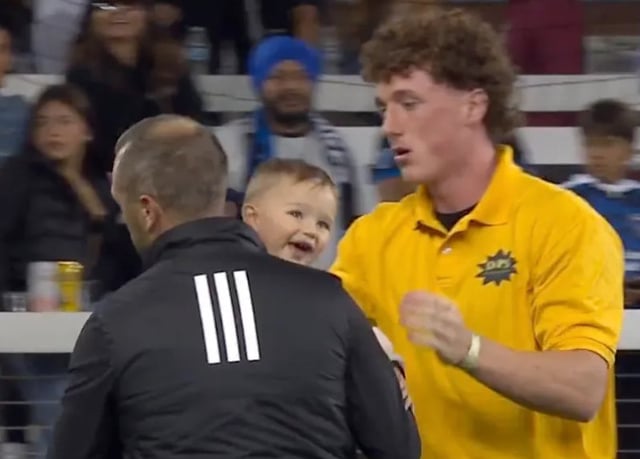 Tờ báo Anh 'The Sun' ngày 24 (giờ Hàn Quốc) đưa tin rằng trong trận đấu giữa Minnesota United và San Jose Earthquakes, một em bé đã chạy vào sân cỏ trong thời gian bù giờ, khiến trận đấu bị dừng lại. /Ảnh=Ảnh chụp từ màn hình phát sóng Apple TV
