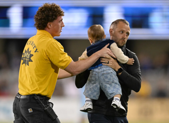 Tờ báo Anh 'The Sun' ngày 24 (giờ Hàn Quốc) đưa tin rằng trong trận đấu giữa Minnesota United và San Jose Earthquakes, một em bé đã chạy vào sân cỏ trong thời gian bù giờ, khiến trận đấu bị dừng lại. /Ảnh=Ảnh chụp từ màn hình phát sóng Apple TV