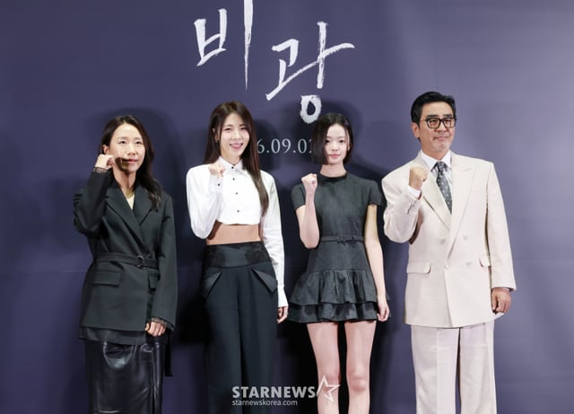 Director Lee Ji-won, actors Ha Ji-won, Kim Si-a, and Ryu Seung-ryong pose at the press screening and press conference for the film 'Bi-gwang' held on the 24th at Megabox COEX in Gangnam-gu, Seoul. /2026.08.24 /Photo=Kim Hwi-seon hwijpg@
