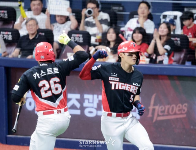 기아 3번타자 김도영이 23일 고척스카이돔에서 열린 2026KBO리그 키움히어로즈와 KIA타이거즈 경기 3회초 1사 후 전준표를 상대로 중월 솔로홈런을 터트리고  홈인하고 있다. 시즌 38호홈런이다.  2026.08.23. /사진=강영조 cameratalks@