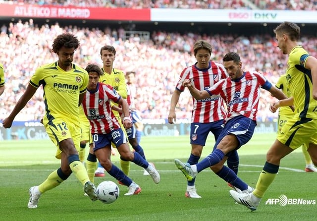 Lee Kang-in (third from the right) during the second round of the 2026-2027 Spanish La Liga match held at Riyadh Air Metropolitano in Madrid, Spain, at 12 a.m. on the 24th (Korean time). /AFPBBNews=NEWS1