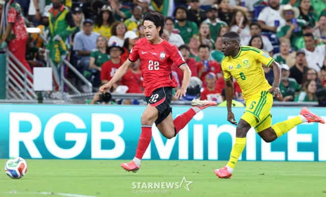 Seol Young-woo breaks past South African Aubrey Modiba on the wing. /Photo=Chief correspondent Kim Jin-kyung