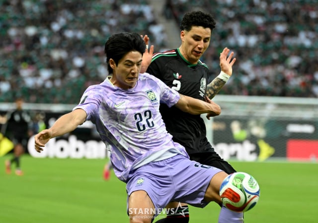 Seol Young-woo wins possession ahead of Mexican national team representative Sanchez. /Photo=Chief correspondent Kim Jin-kyung