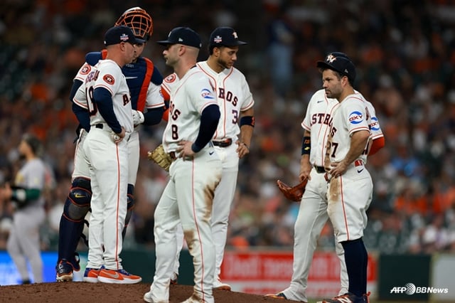 24日の試合で5回まで6-0でリードしていたが、6-6で同点を許した後、6回マウンドを訪れたヒューストンのジョー·エスパダ監督(左)。 /AFPBBNews=ニュース1