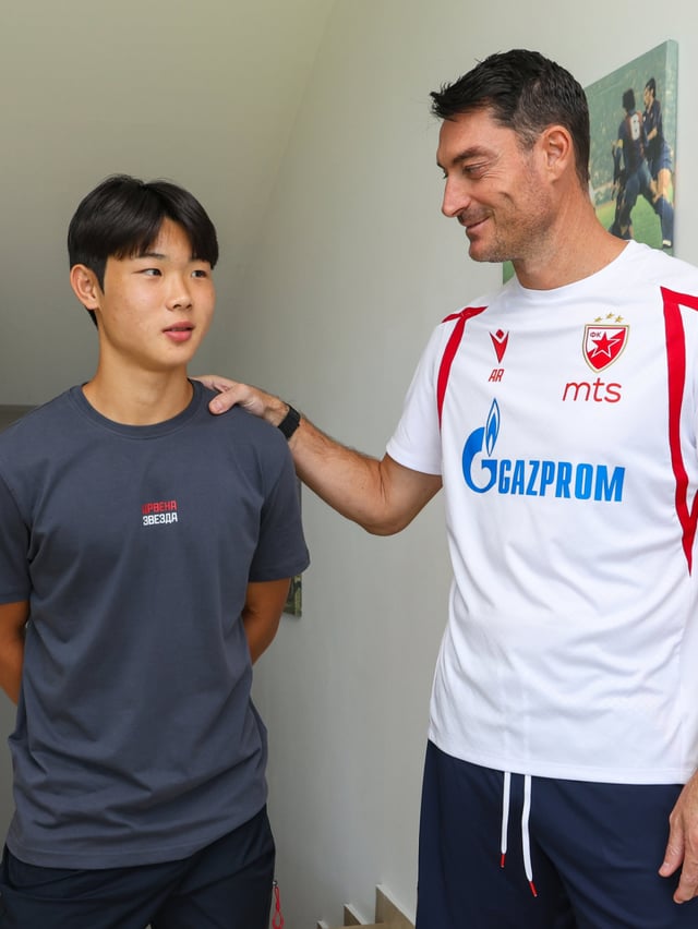 セルビア·プロサッカーのツルヴェナ·ズヴェズダに入団したキム·イェゴン。 右はアルベルト·リエラ監督。 /写真=ツルベナ ズベズダ ホームページキャプチャ
