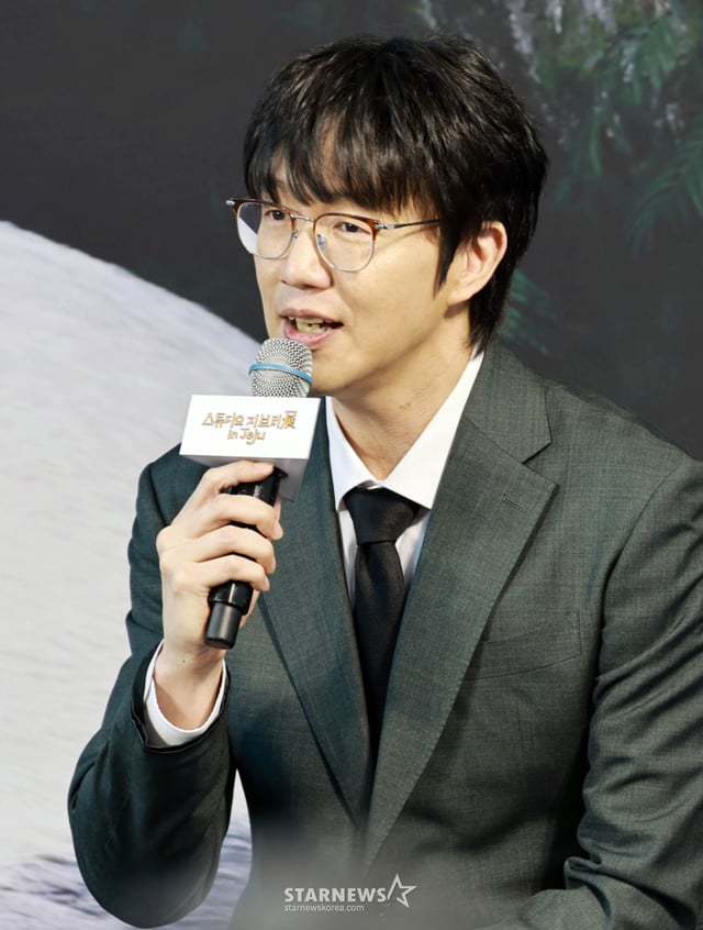 가수 성시경이 11일 오전 제주시 동화마을에서 열린 '스튜디오 지브리展 in Jeju' 개막 행사에 참석해 주제가를 부르고 있다. 2026.07.11 /사진=임성균 tjdrbs23@