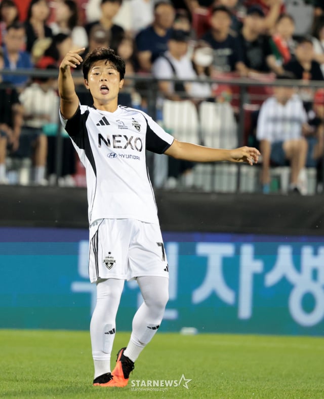 전북 김예건이 16일 부천종합운동장에서 열리는 하나은행 K리그 2026 부천FC1995와  전북현대 경기에서 갈레고와 볼을 다투고 있다.   2026.08.16.  전북 김예건이 16일 부천종합운동장에서 열리는 하나은행 K리그 2026 부천FC1995와  전북현대 경기에서 패스하는 백동규에 발을 내밀고 있다.   2026.08.16. /사진=강영조 cameratalks@