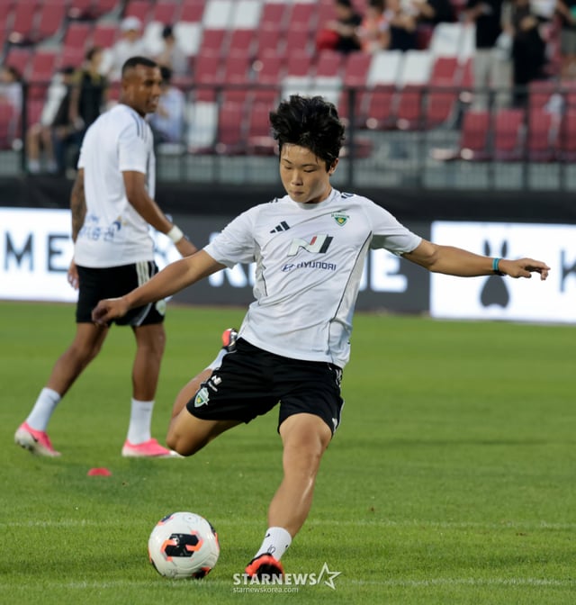 전북 영건 김예건이 16일 부천종합운동장에서 열리는 하나은행 K리그 2026 부천FC1995와  전북현대 경기를 앞두고 이승우와 함께 몸을 풀고있다.   2026.08.16. /사진=강영조 cameratalks@
