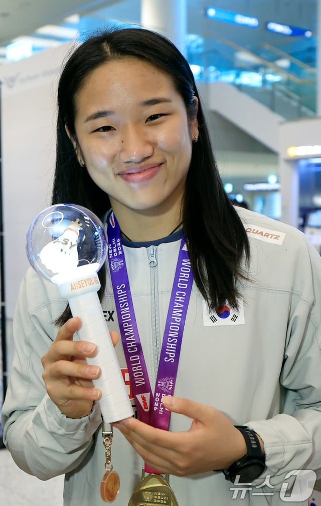 2026 세계배드민턴연맹(BWF) 세계선수권대회 여자 단식을 제패한 안세영이 25일 오전 인천국제공항을 통해 귀국, 팬카페 회원들이 제작해 선물한 자신의 응원봉을 들어 보이고 있다. 세계랭킹 1위 안세영은 지난 23일(한국시간) 인도 뉴델리에서 열린 2026 세계배드민턴연맹(BWF) 세계선수권대회 여자단식 결승에서 야마구치 아카네(2위·일본)를 49분 만에 게임 스코어 2-0(21-17 21-14)으로 제압하며 지난 2023년 우승 이후 3년 만에 다시 세계선수권 정상에 올랐다. /사진=뉴스1
