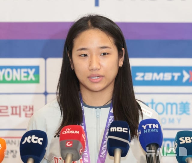인도 뉴델리에서 열린 세계배드민턴연맹(BWF) 세계선수권대회 여자 단식에서 금메달을 차지한 안세영이 25일 오전 인천공항을 통해 귀국해 인터뷰를 하고 있다. /사진=뉴시스
