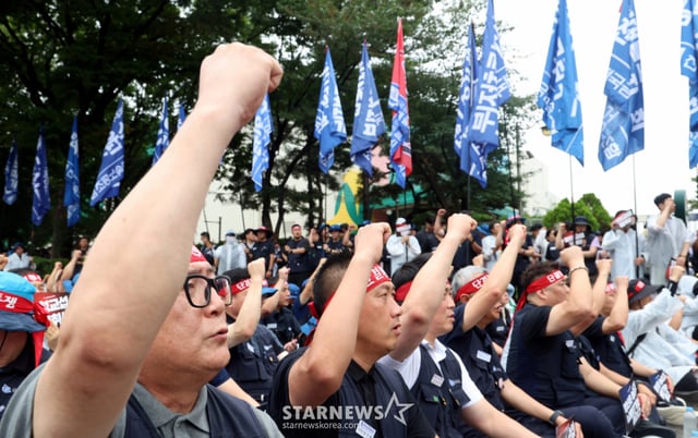 [Seoul=NEWSIS] Reporter Park Young-tae = On the afternoon of the 21st, union members chant slogans during a joint strike rally by the Metal Workers' Union's automotive sector held in front of Hyundai Motor Group headquarters in Yangjae-dong, Seocho-gu, Seoul. August 21, 2026. since1999@newsis.com / Photo=Park Young-tae