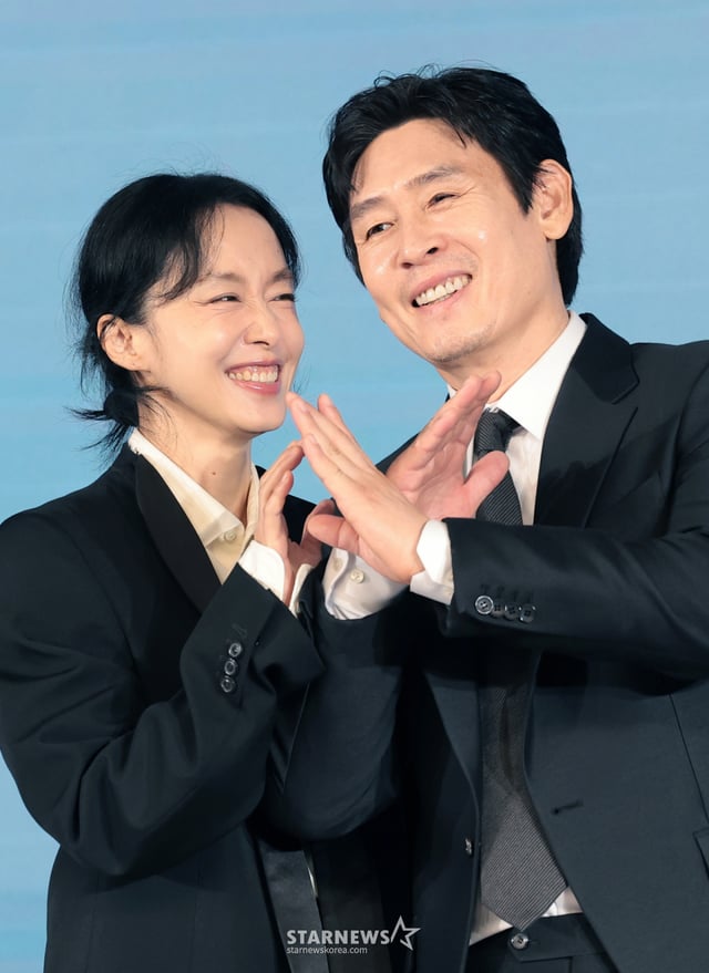 (Seoul=NEWS1) Reporter Kwon Hyun-jin = Actors Jeon Do-yeon and Seol Kyeong-gu (right) pose at the production report event for Netflix's film 'Possible Love' held on the 25th at Hotel Naru Seoul M Gallery in Mapo-gu, Seoul. 'Possible Love' is a work that tells the story of two couples—a laid-off worker and his wife, and a documentary filmmaker and her husband—who meet to produce a documentary and face each other's different lives and hidden desires. 2026.8.25/NEWS1 Copyright © NEWS1. All rights reserved. Unauthorized reprinting, redistribution, or use for AI learning is prohibited. /Photo=NEWS1) Reporter Kwon Hyun-jin