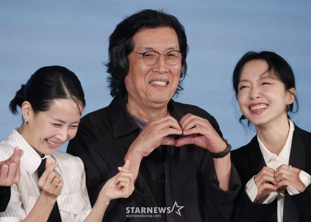 배우 조여정, 이창동 감독, 배우 전도연이 25일 오전 서울 마포구 호텔 나루 서울 엠갤러리에서 진행된 넷플릭스 영화 '가능한 사랑' 제작보고회에 참석해 포즈를 취하고 있다. 해고노동자와 그의 아내 그리고 다큐멘터리 감독과 그녀의 남편, 두 부부가 다큐멘터리 제작을 위해 만나 서로 다른 삶과 숨은 욕망을 마주하는 이야기 '가능한 사랑'은 9월 23일 공개된다. /2026.08.25 /사진=이동훈 photoguy@