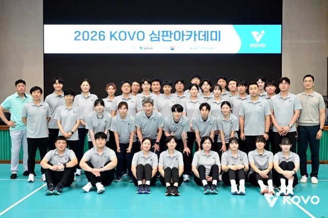 Foto conmemorativa de la Academia de Árbitros KOVO 2026. /foto=Federación Coreana de Voleibol (KOVO)