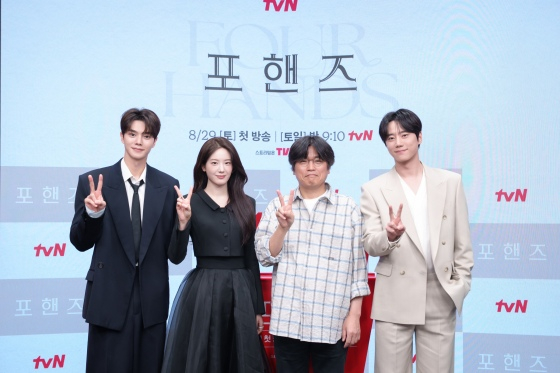 (왼쪽부터) 송강, 장규리, 박현석 감독, 이준영 /사진=tvN