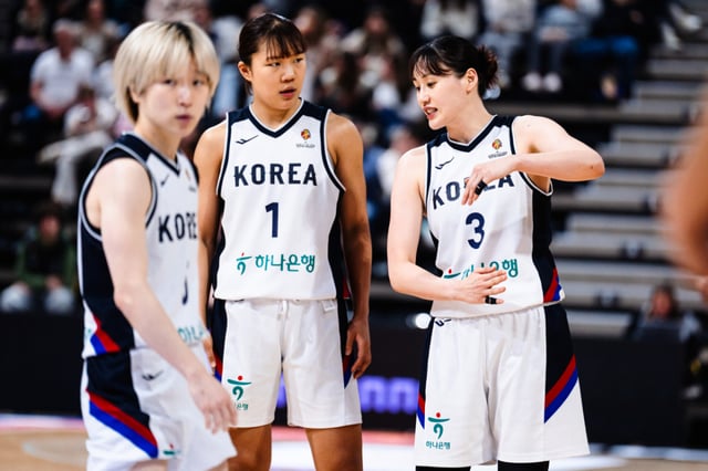 대한민국 농구 대표팀 강이슬(오른쪽)과 박지현. /사진-=대한민국농구협회 제공