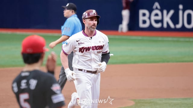 키움 3번타자 데이비슨이 23일 고척스카이돔에서 열린 2026KBO리그 키움히어로즈와 KIA타이거즈 경기 3회말 네일을 상대로 동점 투런홈런을 터트린 후 홈인하고 있다. . 2026.08.23. /사진=강영조 cameratalks@
