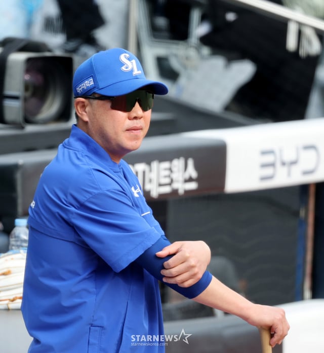 삼성 박진만 감독이 9일 수원KT위즈파크에서 열리는 2026KBO리그 삼성라이온즈와 KT 위즈 경기를 앞두고 훈련하는 선수들을 살피고 있다. 삼성은 KT에 반게임 뒤진 3위다. 2026.06.09. /사진=강영조 cameratalks@