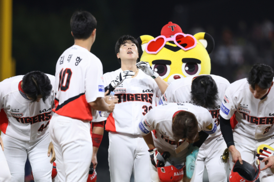 El 25, partido entre Lotte Giants y KIA Tigers. Lee Ho-yeon y los jugadores del KIA celebran después de que Lee Ho-yeon conectara un jonrón con las bases llenas en el último turno de bateo. /foto=Proporcionado por KIA Tigers