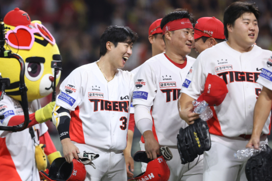 Partido del día 25 entre Lotte Giants y KIA Tigers. Lee Ho-yeon y los jugadores de KIA celebran tras el jonrón con bases llenas que significó la victoria en la entrada extra. /Foto=Federación Coreana de Béisbol Profesional (KIA Tigers)