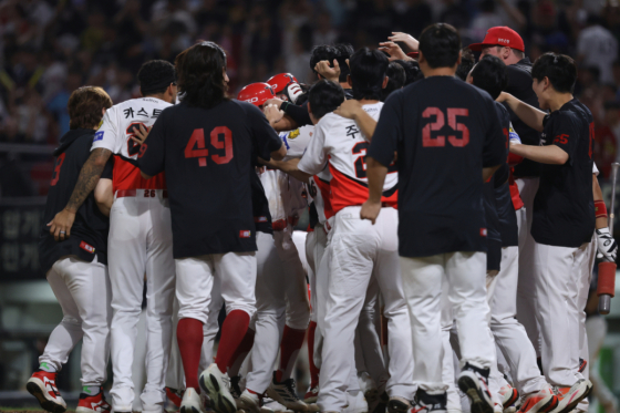 El 25, en el partido entre Lotte Giants y KIA Tigers, Lee Ho-yeon celebra junto a los jugadores de KIA tras su jonrón con bases llenas que decidió el juego al final. /Foto=Federación Coreana de Béisbol Profesional (KIA Tigers)