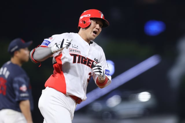 하주석이 25일 광주 롯데전에서 6회 투런포를 터트린 뒤 그라운드를 돌고 있다. /사진=KIA 타이거즈 제공