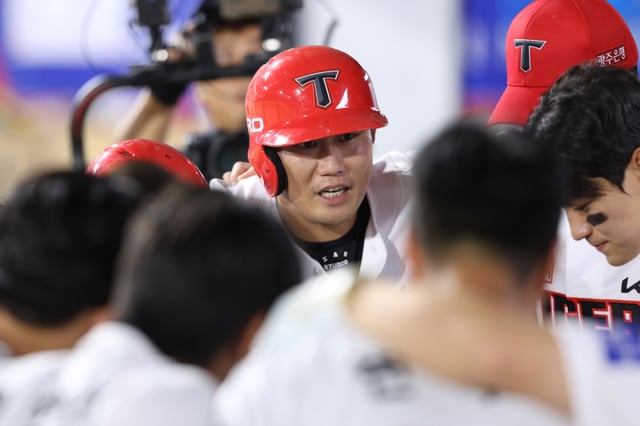 하주석이 25일 광주 롯데전에서 6회 투런포를 터트린 뒤 동료와 함께 기뻐하고 있다. /사진=KIA 타이거즈 제공