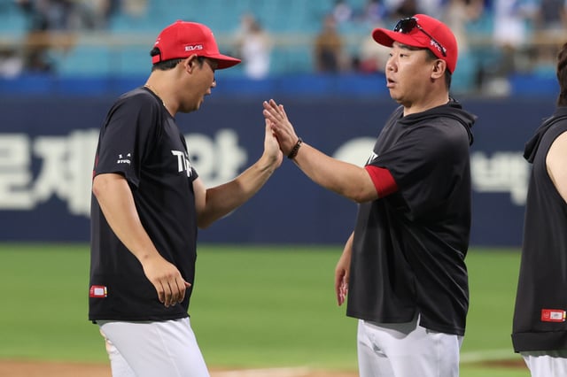 하주석(왼쪽)과 KIA 타이거즈 이범호 감독. /사진=KIA 타이거즈 제공