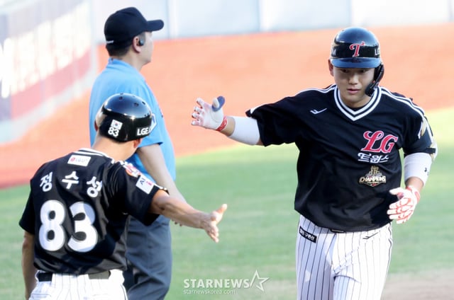 2026 신한 SOL KBO리그 두산 베어스 대 LG 트윈스 경기가 2일 서울 잠실야구장에서 열렸다. LG 이주헌이 3회초 무사 1루에서 두산 선발 벤자민을 상대로 동점 좌월 2점 홈런을 날리고 홈인하고 있다. /사진=김진경 대기자