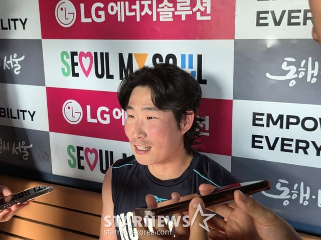NC Lee Jae-hak is interviewed by reporters during the Jamsil LG game on the 25th. /Photo=Reporter Kim Dong-yoon