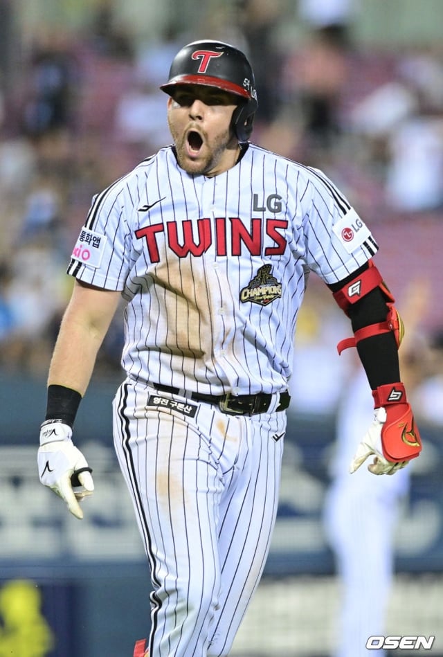 LG's Austin Dean celebrates after hitting a three-run home run to left field in the bottom of the 8th inning with one out and runners on first and third during the Jamsil game against NC on the 25th.