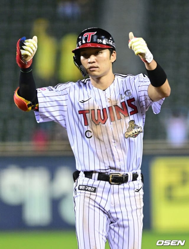 LG's Park Hae-min celebrates after hitting a hit during the Jamsil game against NC on the 25th.