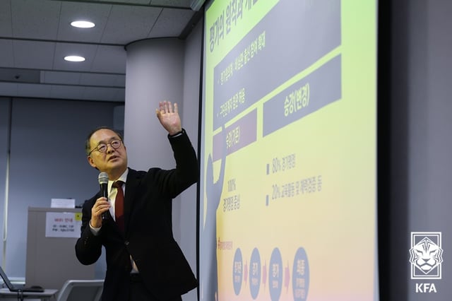 지난 2월 심판 정책 발표회 당시 이용수 대한축구협회 부회장. 당시 이용수 부회장은 대외 소통 강화를 위해 '먼데이 브리핑'을 예고했지만, 단 한 번도 하지 못한 채 사실상 없던 일이 됐다. /사진=대한축구협회 제공