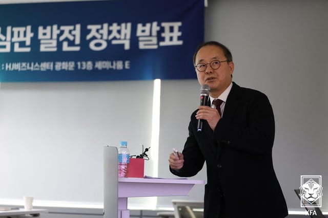 지난 2월 심판 정책 발표회 당시 이용수 대한축구협회 부회장. 당시 이용수 부회장은 대외 소통 강화를 위해 '먼데이 브리핑'을 예고했지만, 단 한 번도 하지 못한 채 사실상 없던 일이 됐다. /사진=대한축구협회 제공