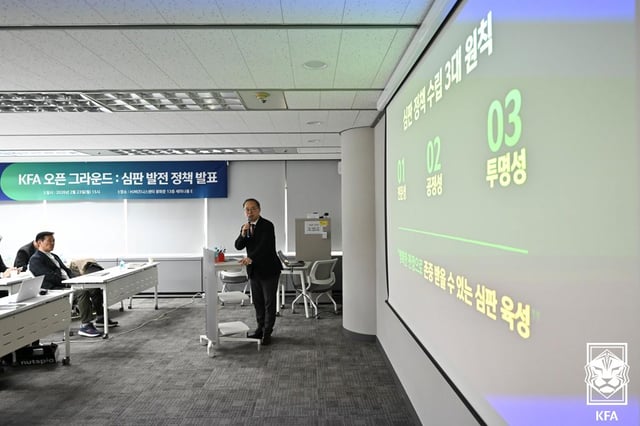 지난 2월 심판 정책 발표회 당시 이용수 대한축구협회 부회장. 당시 이용수 부회장은 대외 소통 강화를 위해 '먼데이 브리핑'을 예고했지만, 단 한 번도 하지 못한 채 사실상 없던 일이 됐다. /사진=대한축구협회 제공