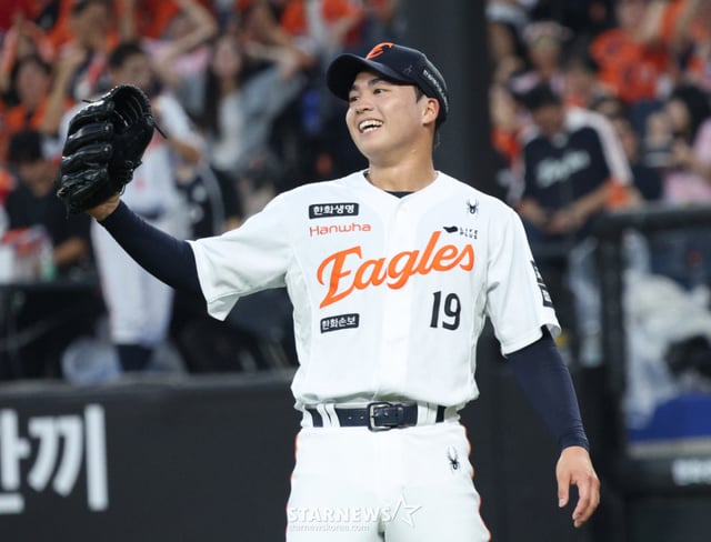 Hanwha Eagles pitcher Wang Yencheng smiles broadly after surviving a scoring crisis in the top of the first inning against the KIA Tigers on the 18th. /Photo=Chief correspondent Kim Jin-kyung