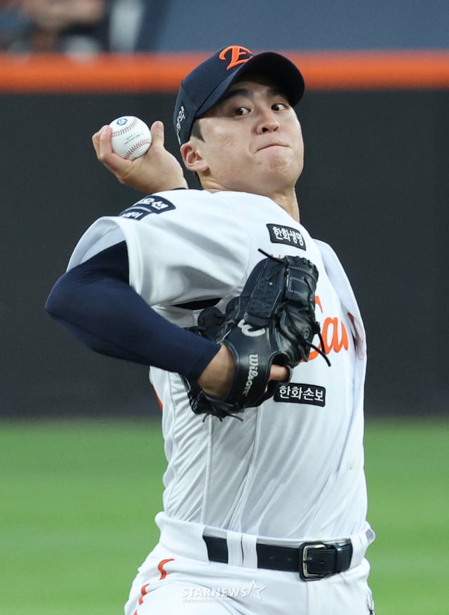 Hanwha Eagles pitcher Wang Yencheng pitches during a game against the KIA Tigers on the 18th. /Photo=Chief correspondent Kim Jin-kyung